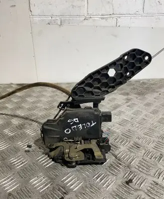 Seat Toledo I (1L) Front door lock