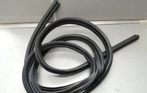 Chrysler PT Cruiser Trunk rubber seal (body) 