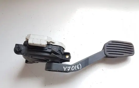 Volvo V70 Accelerator throttle pedal 30683517