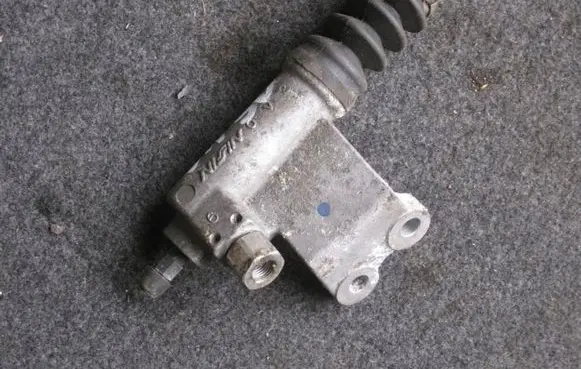 Clutch slave cylinder