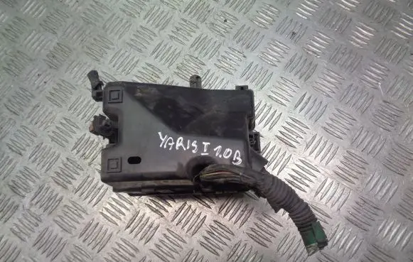 Toyota Yaris Fuse box cover