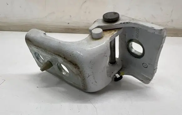 Opel Vivaro Front door lower hinge 