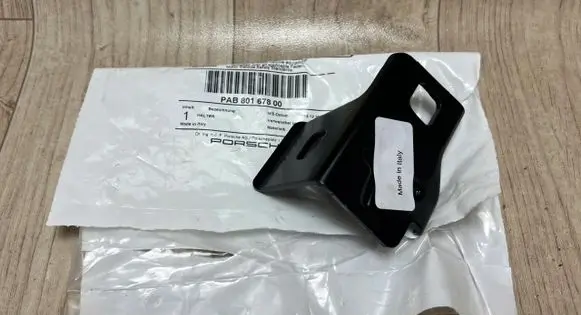 Porsche Cayenne (9Y0 9Y3) Front splash guards bracket PAB80167800 9Y0801678