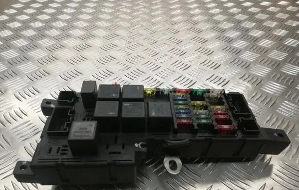Volvo XC70 Fuse module 518828108