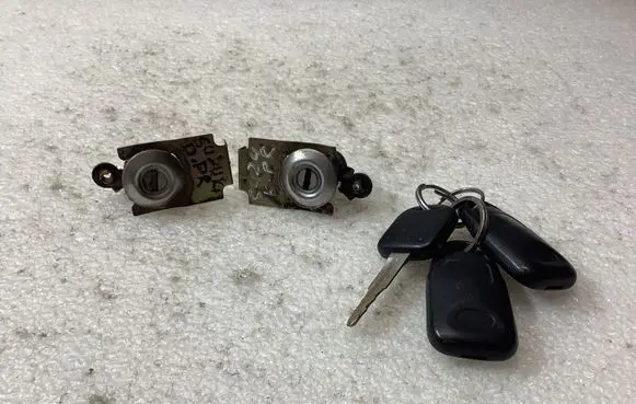 Suzuki Grand Vitara I Front door lock (next to the handle) 