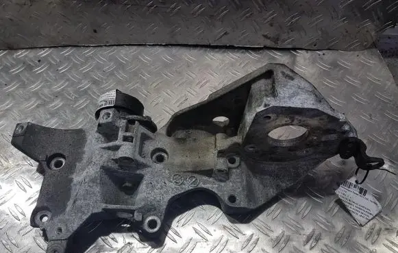 Volkswagen PASSAT B7 Engine mounting bracket 03l903143q