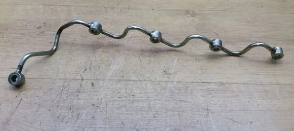 Toyota Avensis T250 Fuel injector supply line/pipe 