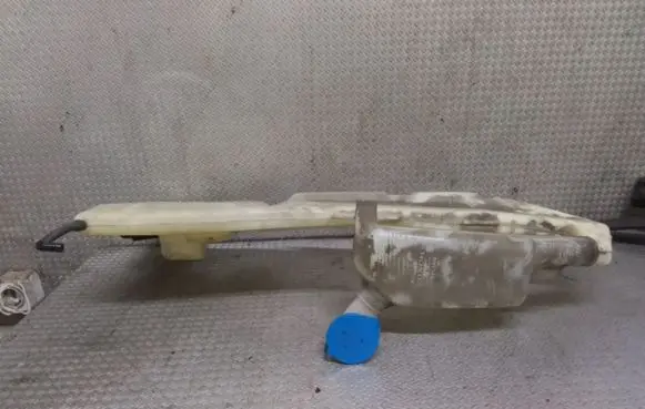Honda CR-V Windshield washer fluid reservoir/tank