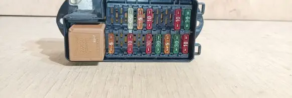 Jaguar XK8 - XKR Fuse module LJA2800CE 2800CE 518151006