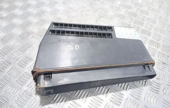 Land Rover Range Rover L322 Quarter panel pressure vent 8385388