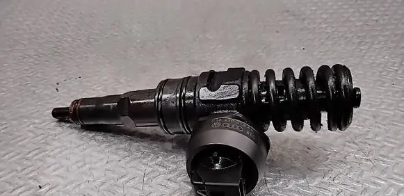 Volkswagen Touran I Fuel injector 038130073AG