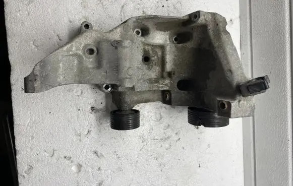 BMW 5 F10 F11 Generator/alternator bracket 7802639