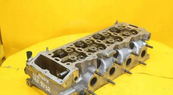 Volkswagen Polo IV 9N3 Engine head 