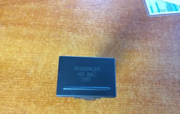 Passenger airbag on/off switch