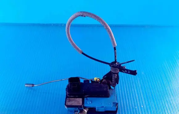 Volvo V70 Front door lock 30663040