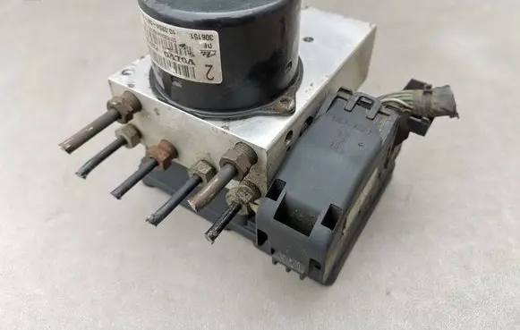 Volvo S60 ABS Pump 30643982 10092504053 5WK84034