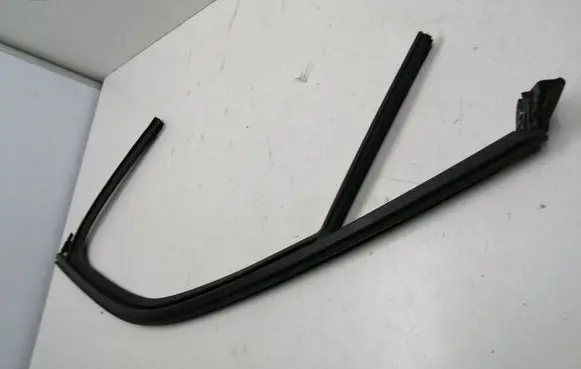 Citroen e-C3 Rubber seal front door window/glass 9845621480