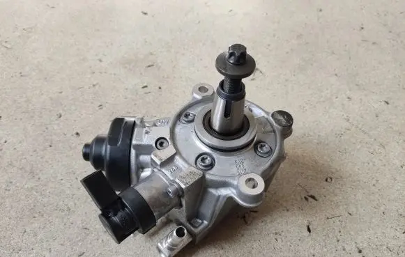 BMW X3 G01 Fuel injection high pressure pump 8579230