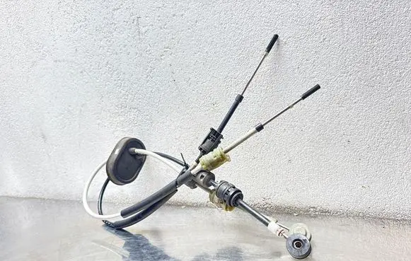 Opel Insignia A Gear shift cable linkage 55560991