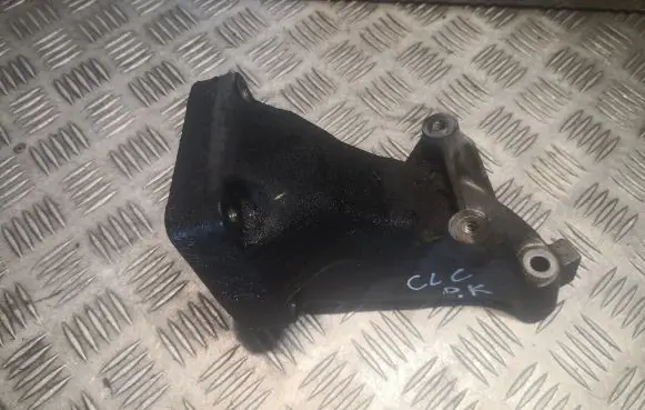 Mercedes-Benz CLC CL203 Engine mounting bracket 6112230704 A6112230704