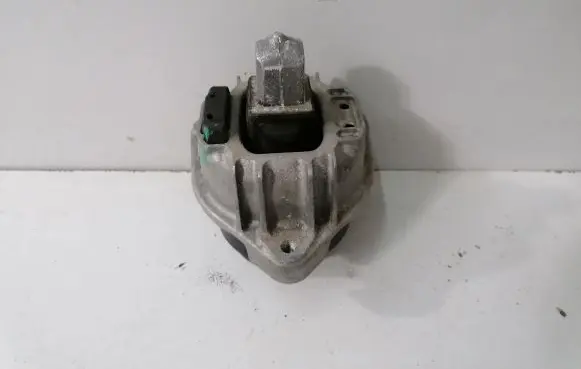 BMW 6 F12 F13 Engine mount bracket 6777371