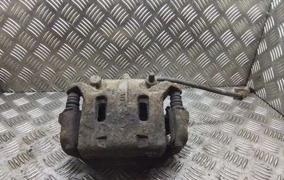 Nissan Qashqai+2 Front brake caliper