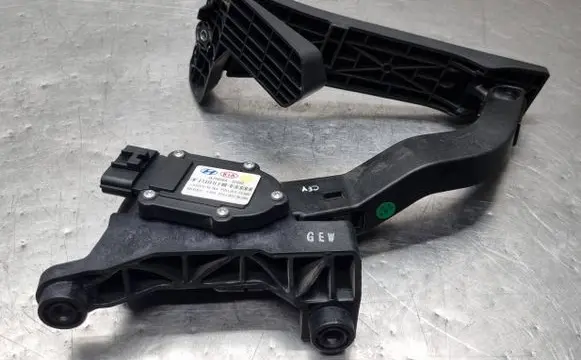 Hyundai i40 Accelerator throttle pedal 327263Z000