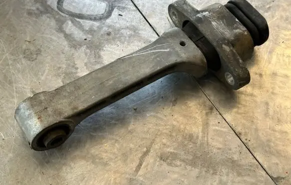 Hyundai Santa Fe Engine mount bracket