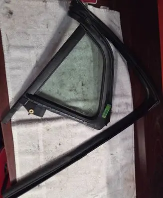 Rear vent window glass