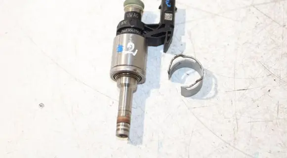 Volkswagen Golf Sportsvan Fuel injector 04E906036E 0261500248