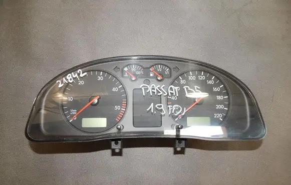 Volkswagen PASSAT B5 Speedometer (instrument cluster) 3B1919930C