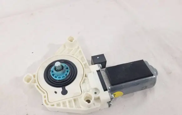Volkswagen PASSAT B8 Front door window regulator motor 5Q4959802B 1036C47781