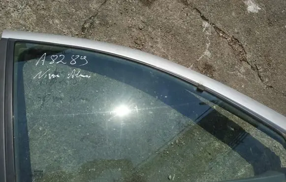 Nissan Almera Tino Front door window glass four-door