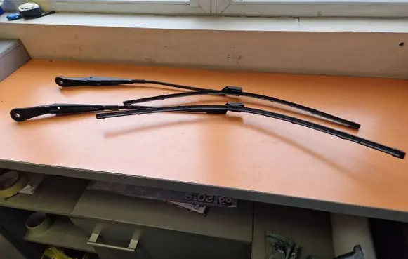 Opel Zafira C Front wiper blade arm 20812594 20812593