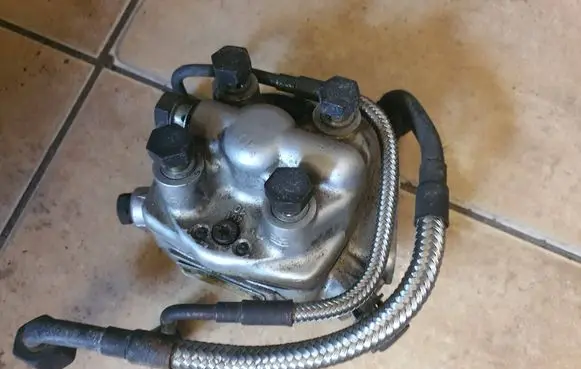 Audi 80 90 B3 Fuel distributor 0438101005