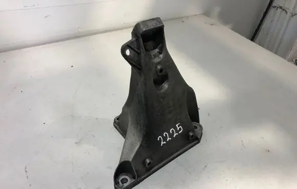 Volkswagen PASSAT B5.5 Engine mounting bracket 8D0199308AG