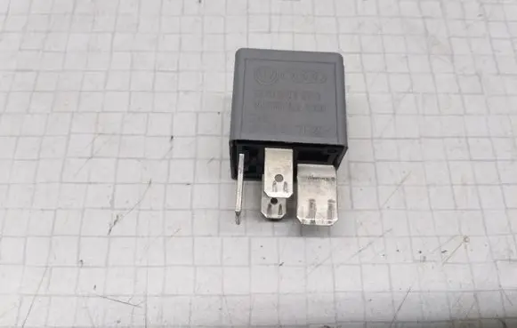 Volkswagen PASSAT B5 Other relay 8D0951253 V23134J52X300