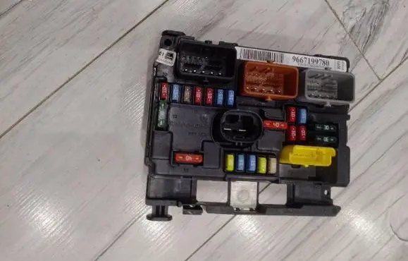 Peugeot 207 Fuse box set 9667199780