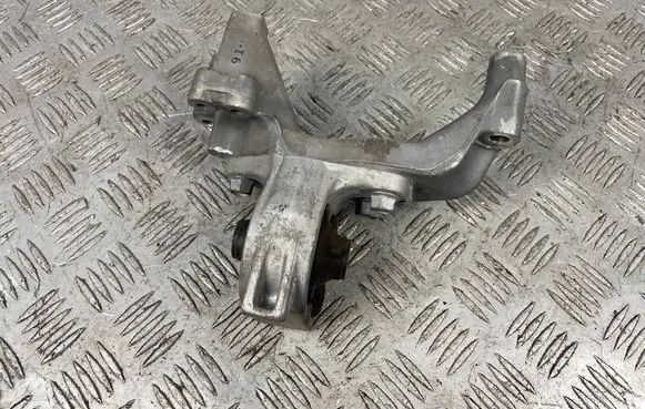 Subaru Outback (BS) Engine mounting bracket