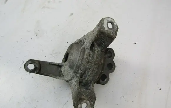 Opel Zafira B Engine mounting bracket 