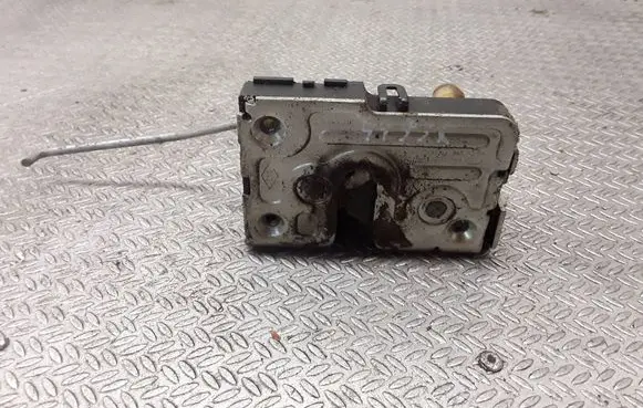 Iveco Daily 35.8 - 9 Front door lock 