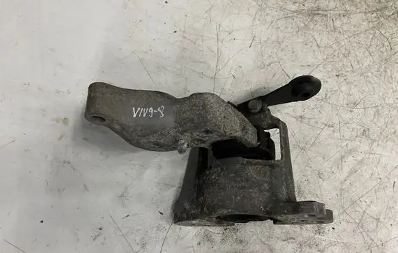 Opel Vivaro Engine mount bracket 112841371R
