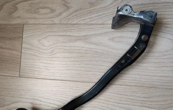 Front bumper mounting bracket