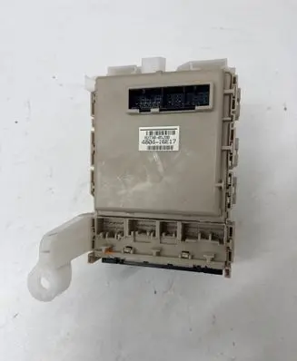 Toyota Avensis T270 Fuse module 8273005J90 480416E17