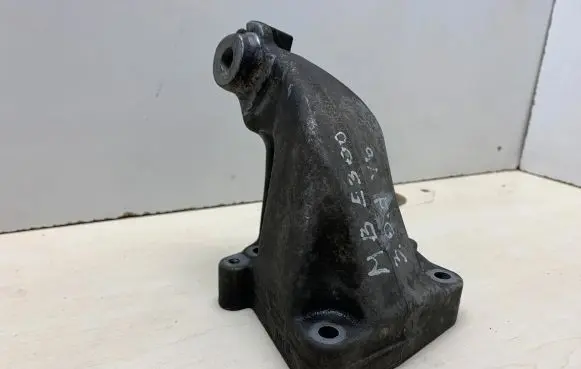 Mercedes-Benz E W211 Engine mounting bracket A6422230104 AC76000
