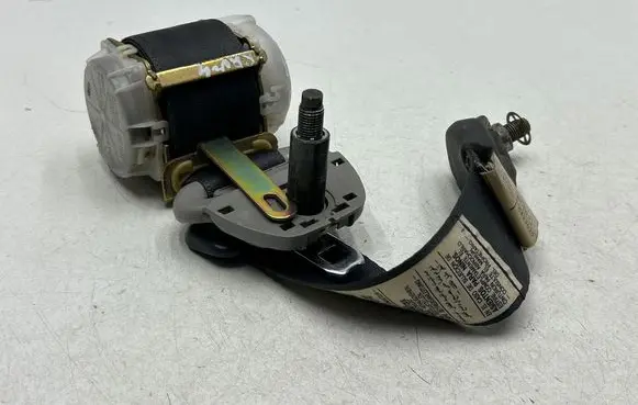 Toyota RAV 4 (XA20) Rear seatbelt 7L3910 111536