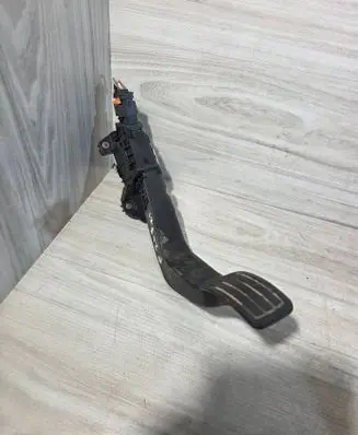 Peugeot 208 II Accelerator throttle pedal 9827704480
