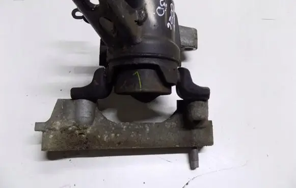 Toyota RAV 4 (XA30) Engine mount bracket