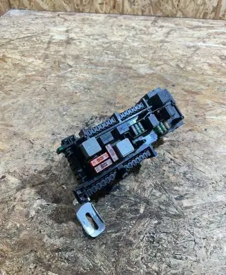 Mercedes-Benz C AMG W204 Fuse module 748038 11718781