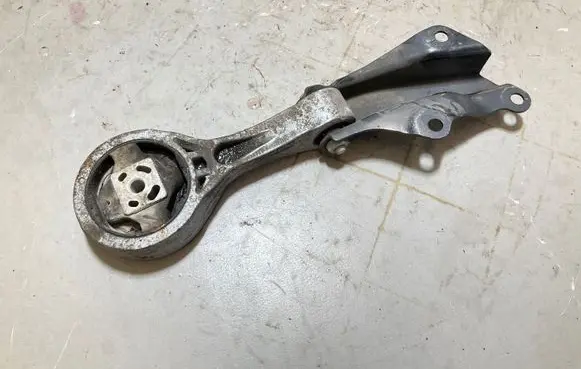 Skoda Fabia Mk3 (NJ) Engine mount bracket 3318302227